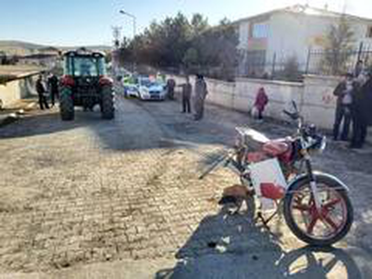 Motosiklet ile traktör çarpıştı: 1 yaralı