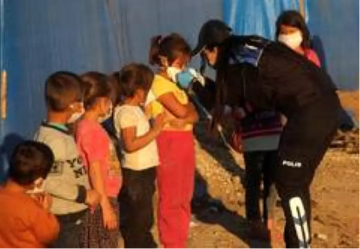 Son dakika haberi... Polis çadırda yaşayan çocukları sevindirdi