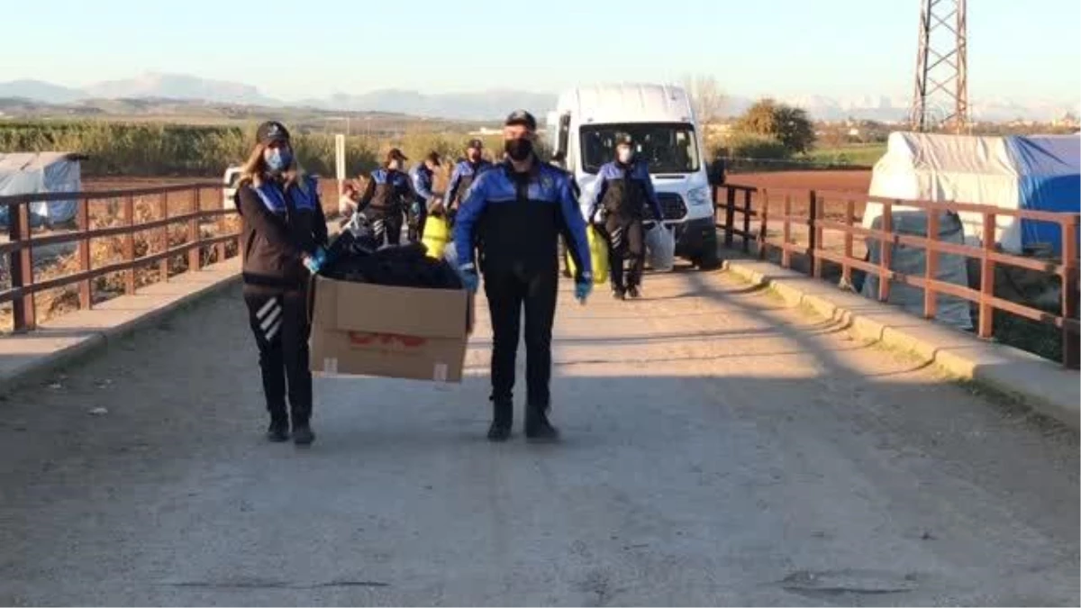 Polisten tarım işçisi ailelerin çocuklarına kışlık giysi yardımı
