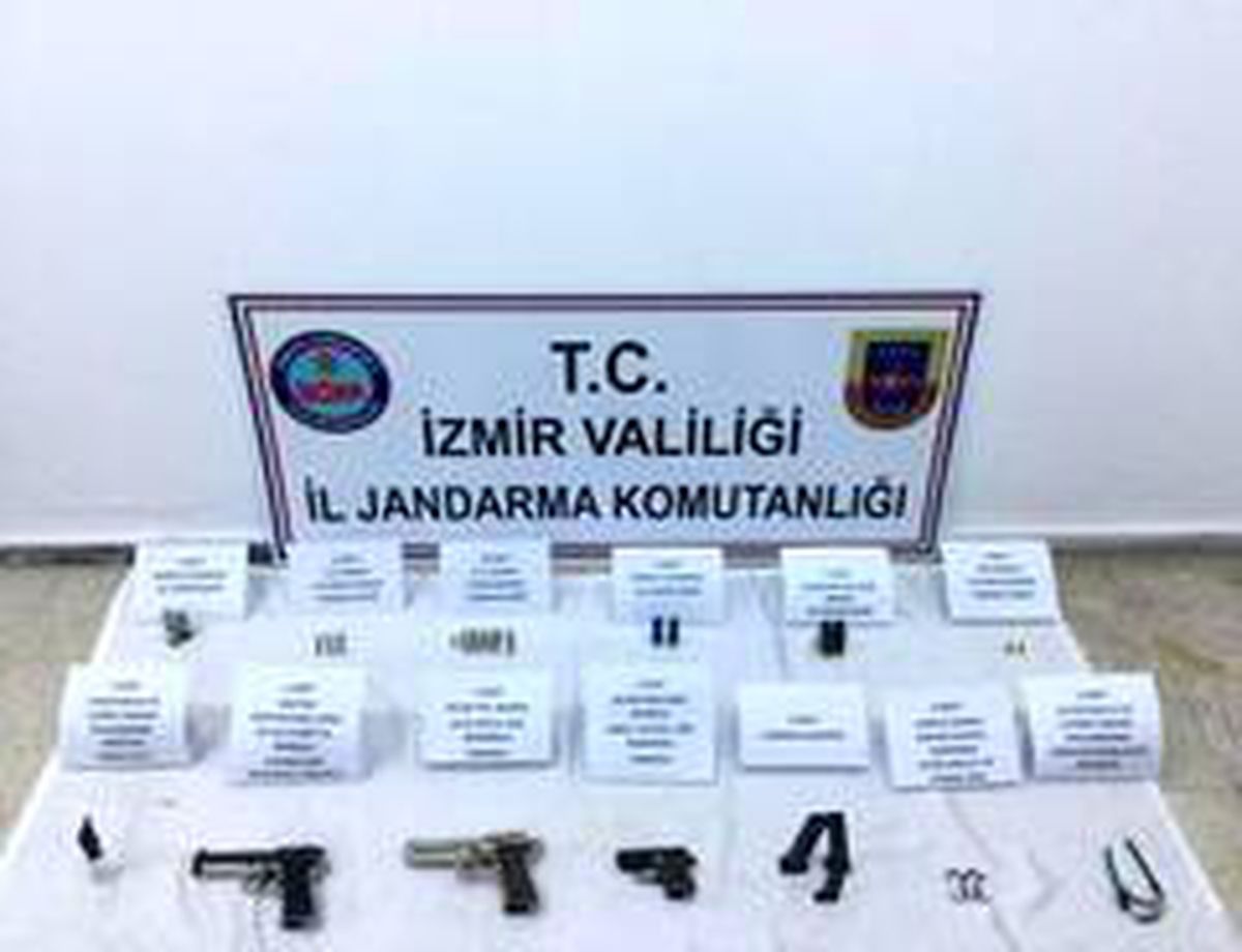 İzmir\'de uyuşturucu ve ruhsatsız silah bulunduran kişi hakkında işlem yapıldı