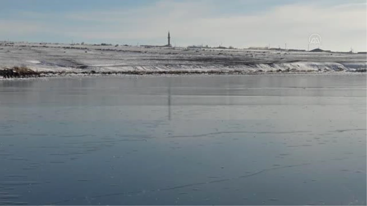 Son dakika haberleri: Turistler Çıldır Gölü\'ndeki masalsı kış güzelliğinin keyfini çıkarıyor