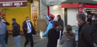 Yılbaşına saatler kala Eminönü'nde alışveriş hareketliliği sürüyor