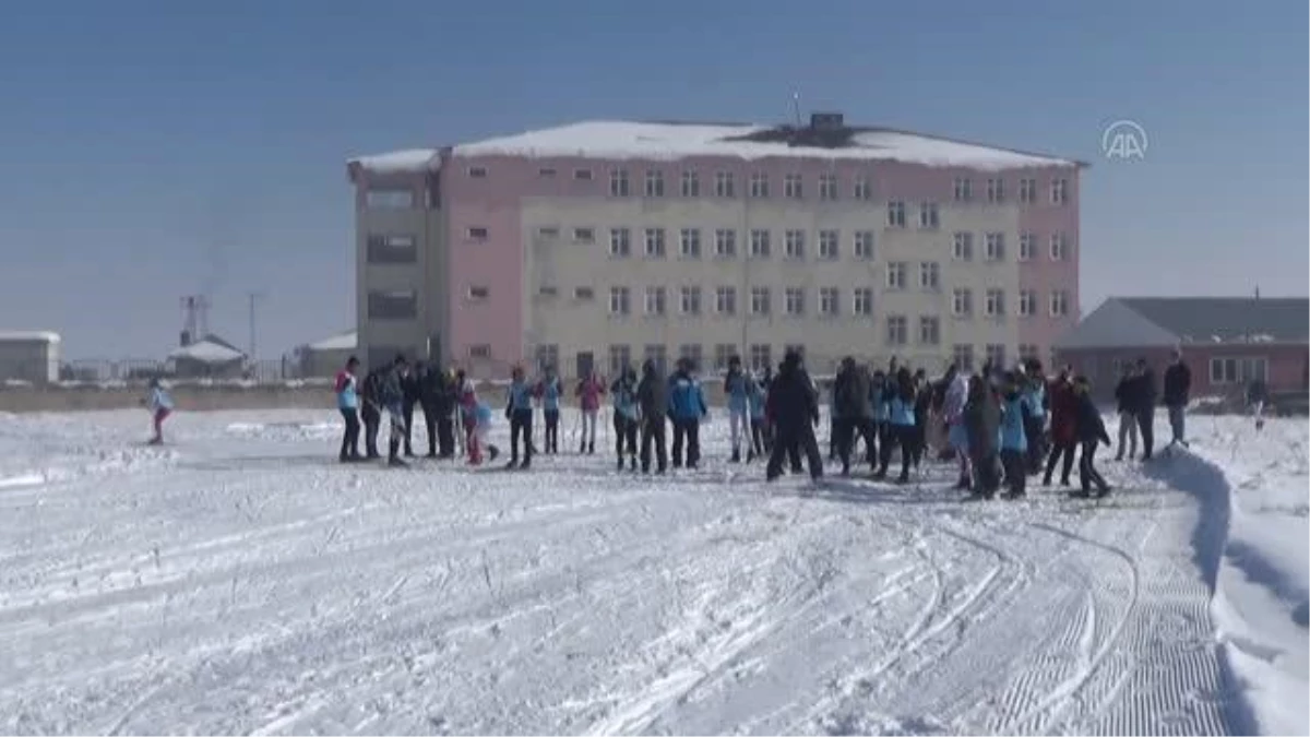 Yüksekova\'da "Kayaklı Koşu İl Birinciliği Yarışması" düzenledi