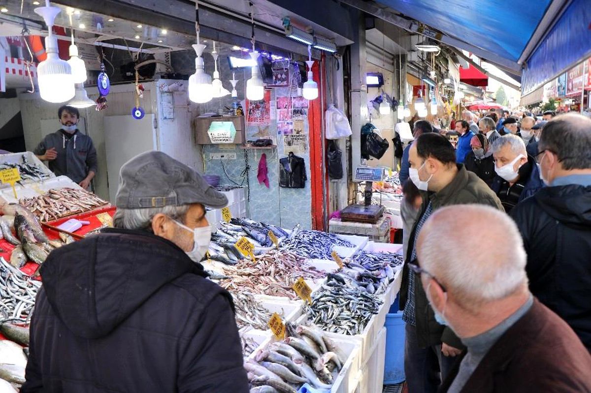 4 günlük yasak öncesi balıkçılara yoğun ilgi