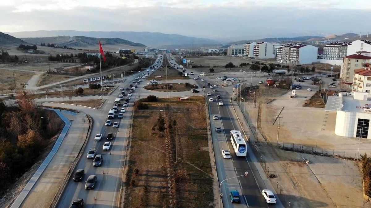 43 ilin geçiş noktasında yıl başı öncesi trafik yoğunluğu: Binlerce kişi yollara akın etti