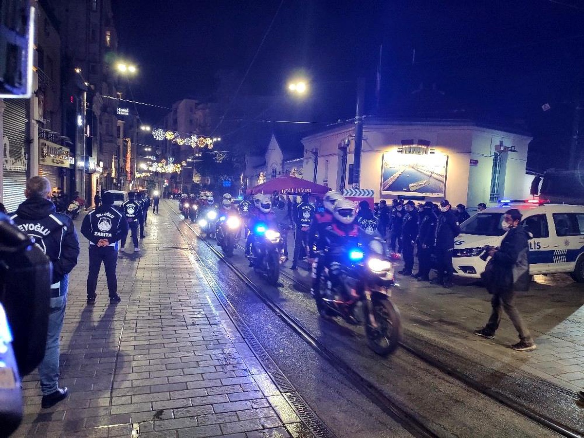 80 saatlik kısıtlama başladı: Taksim ve İstiklal Caddesi kapatıldı