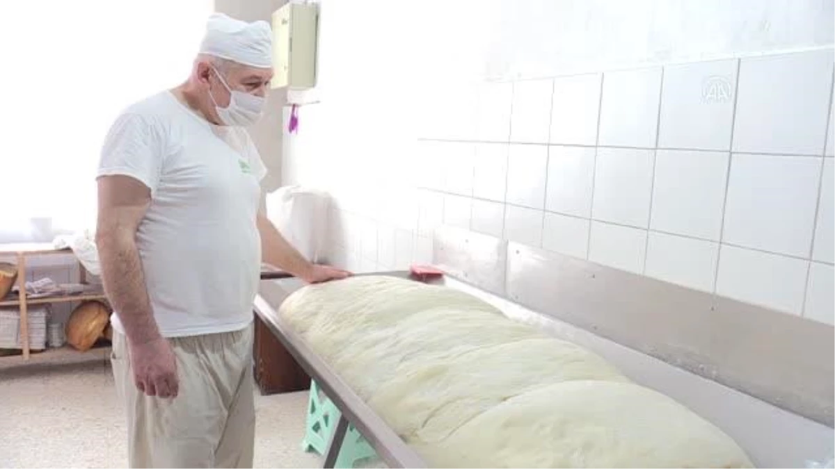 80 yıldır değişmeyen üretim tekniğiyle 6 saatte hazırlanan Abacıbükü ekmeği yarım saatte tükeniyor