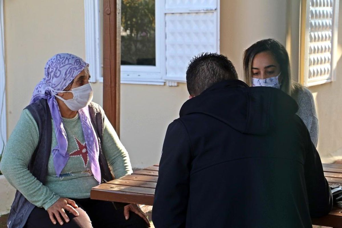 Antalya\'da pes dedirten kapkaç: Para dolu cüzdanı bıraktı, iğneleri alıp kaçtı