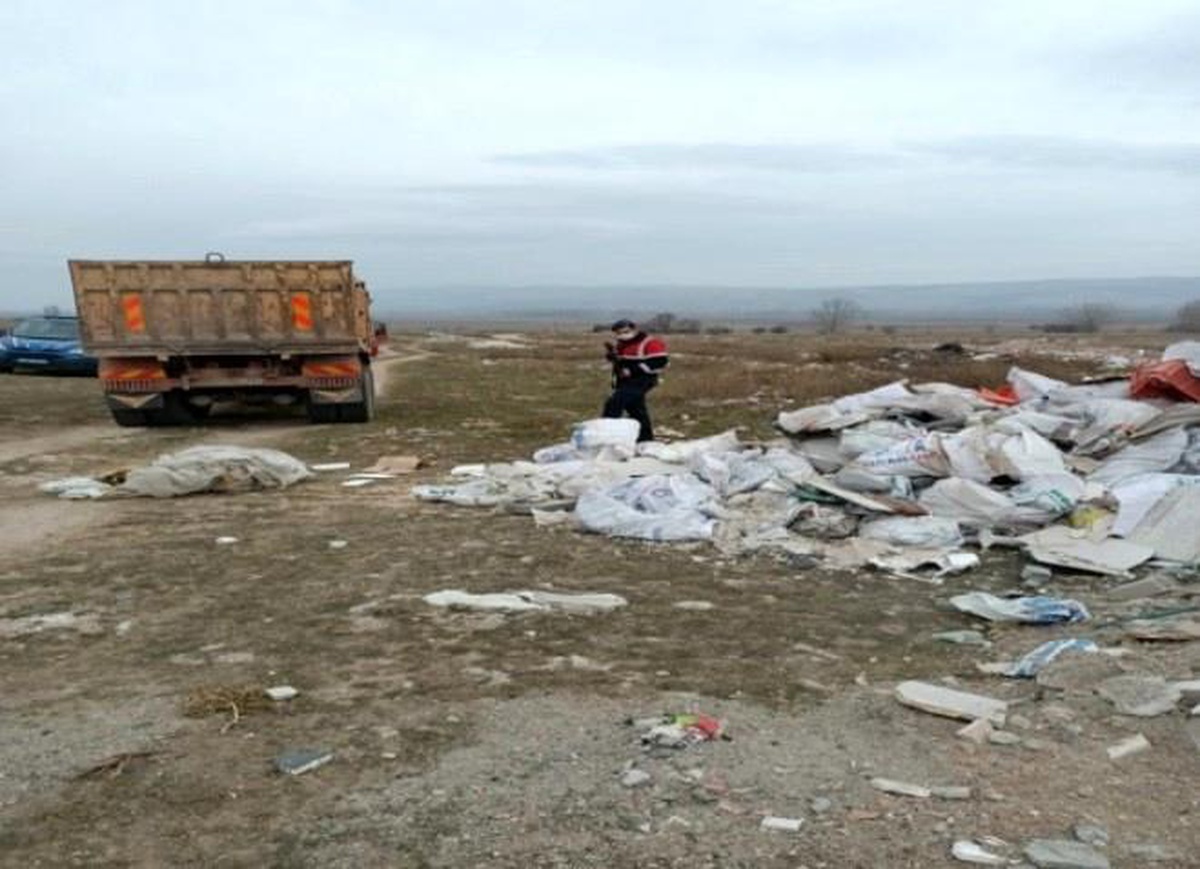 Araziye inşaat artığı molozları dökerken jandarma yakaladı