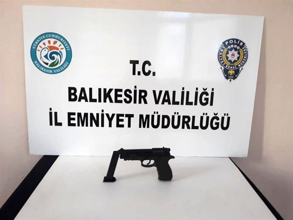 Son dakika haberleri: Balıkesir\'de polis 21 aranan şahsı yakaladı