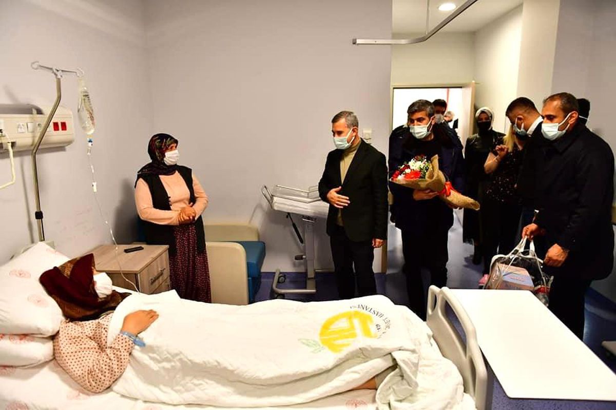 Başkan Çınar, yeni yılın ilk bebeklerini ziyaret etti