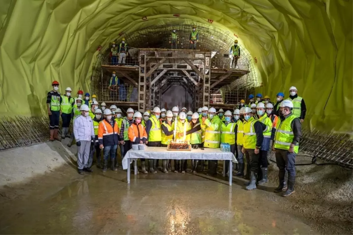 Başkan Soyer yılın son saatlerinde Narlıdere Metrosu\'na indi