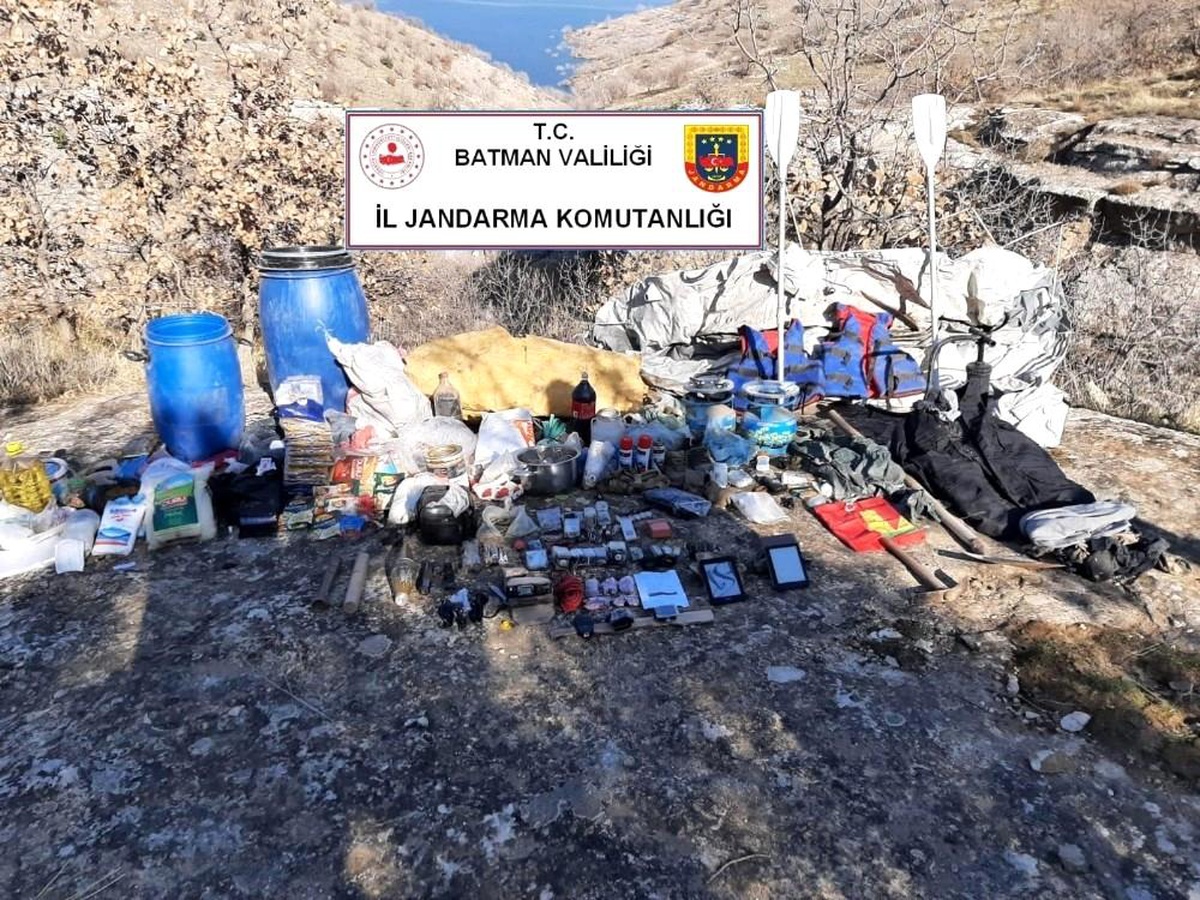 Batman\'da araziye gizlenmiş vaziyette patlayıcı ve kol saati ile hazırlanmış anahtar düzeneği ele geçirildi