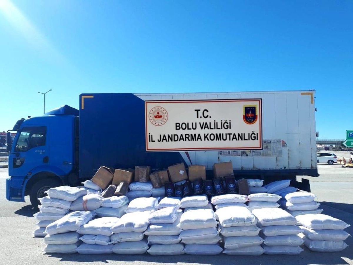 Bolu\'da kaçak ürünlerle dolu kargo araçları jandarmaya yakalandı
