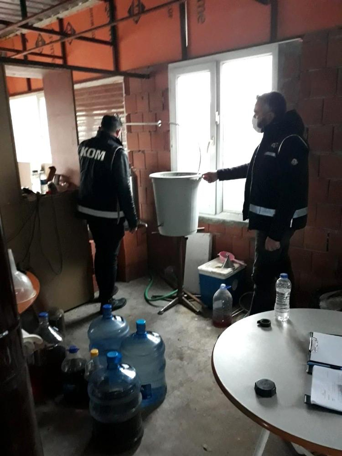 Çeşme\'de kaçak içkiyi piyasaya sürmeye çalışan zanlıya suçüstü