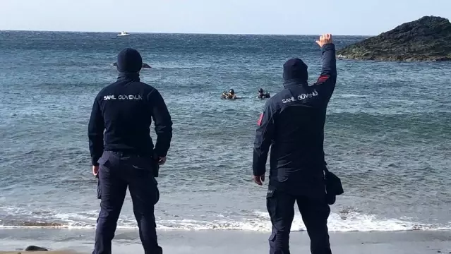 Denizde kaybolan genci arama çalışmaları devam ediyor Denizde kaybolan genci arama çalışmaları devam ediyor