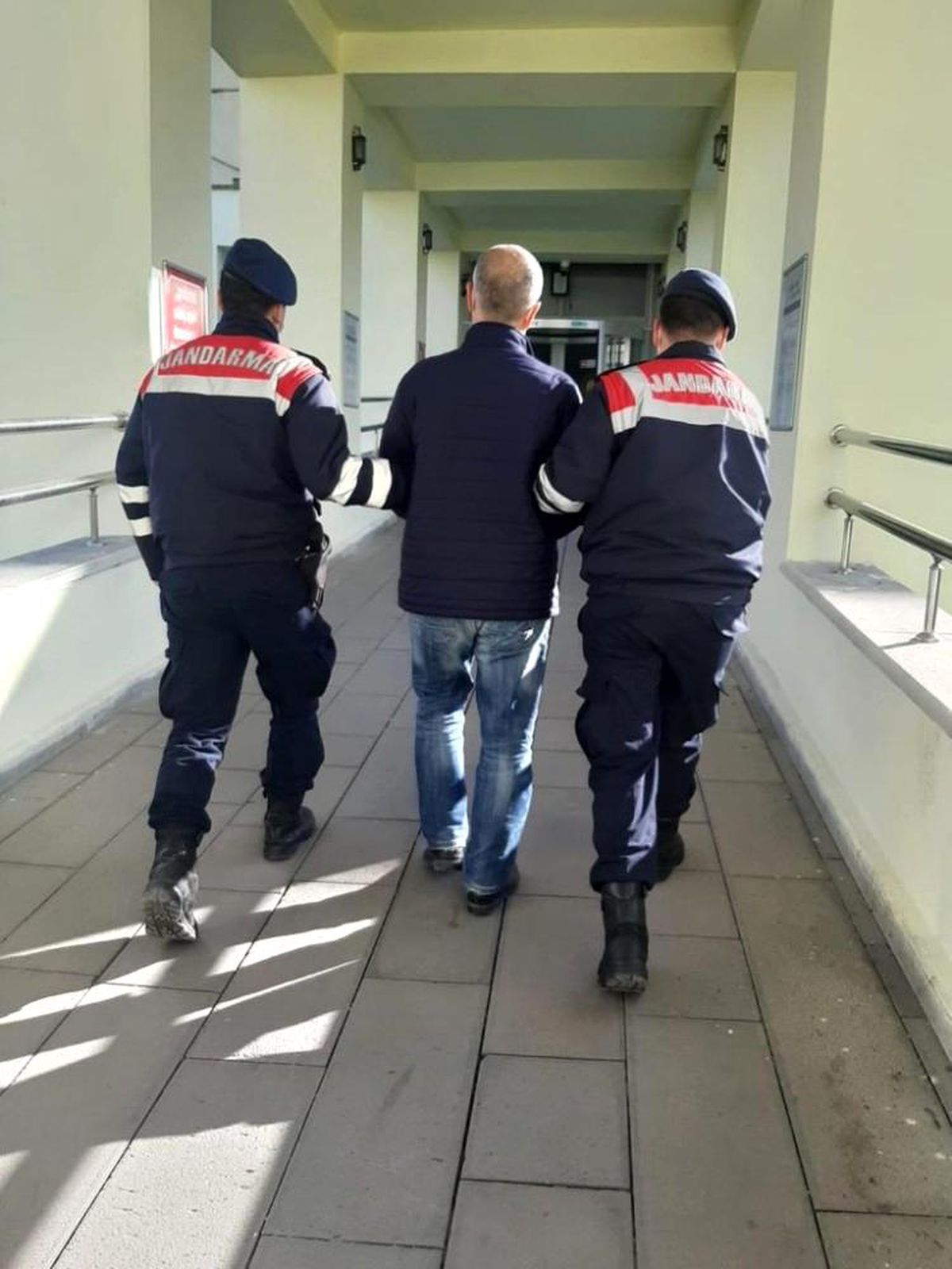 FETÖ /PDY üyeliğinden aranan eski komiser annesinin evinde yakalandı