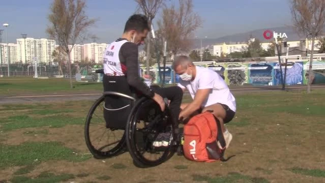 Son dakika haber! Hayat bağı...Bedensel engelli Okan ve Milli Triatlet Mert Onaran, birbirlerine bağladıkları ip yardımıyla maraton koşularına katılıyor