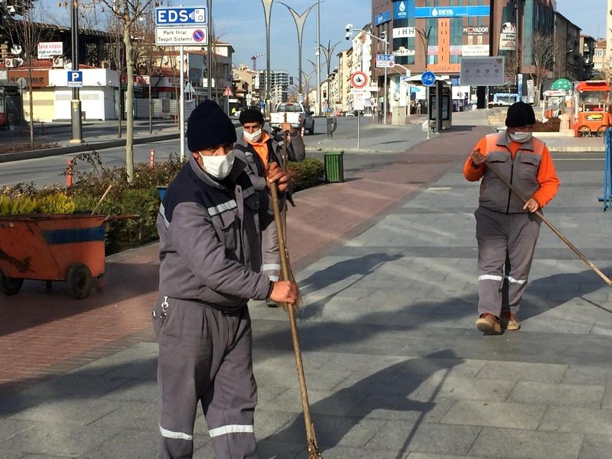 Herkes evinde, onlar mesaide