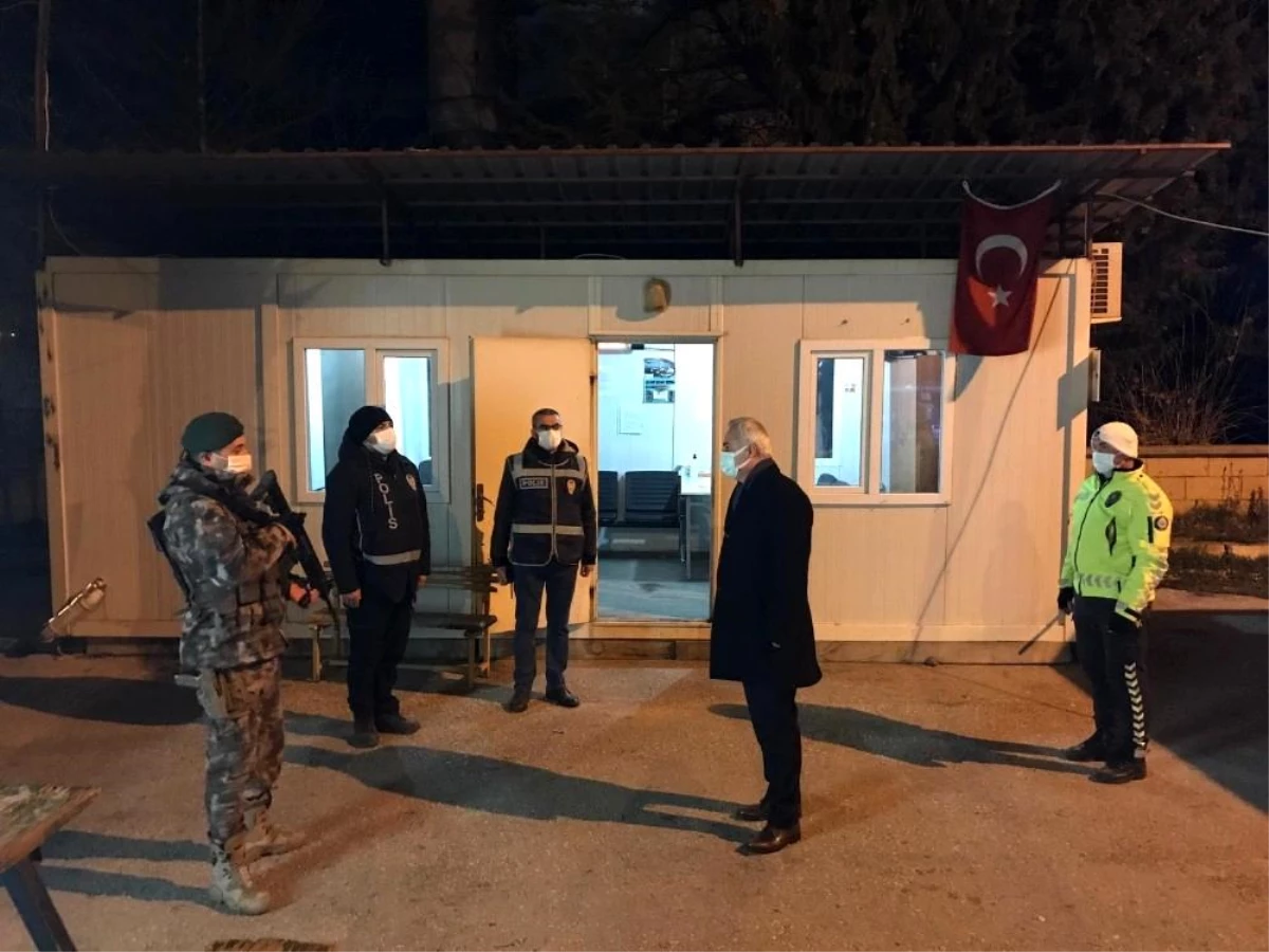 Isparta Valisi Seymenoğlu, yeni yıla görev başındaki kamu personelleriyle birlikte girdi