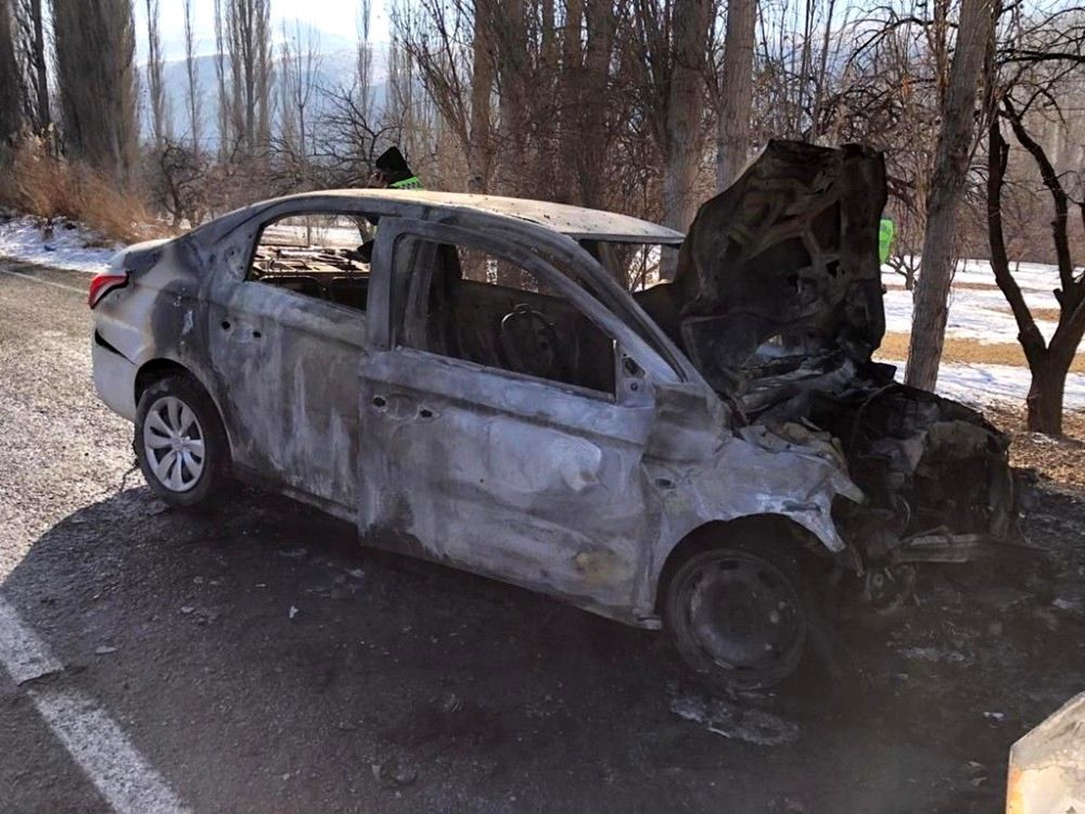 Son Dakika | Kars\'ta kaza sonucu alev alan otomobil patladı