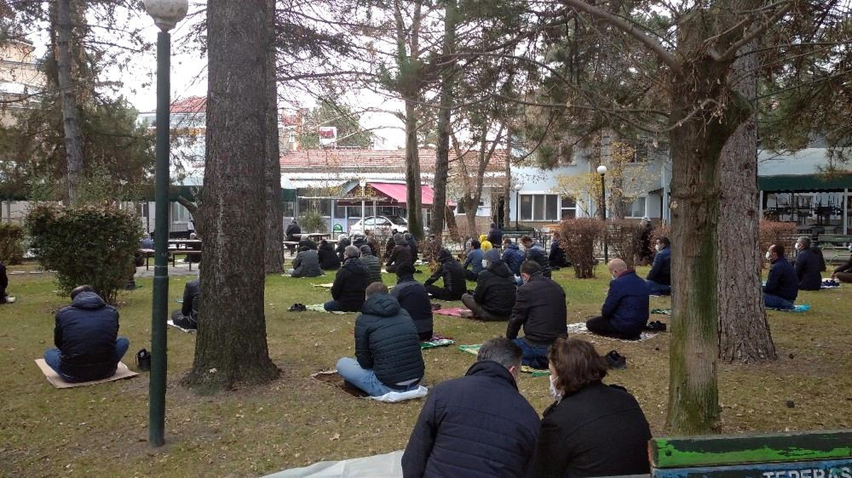 Kısıtlama gölgesinde yılın ilk cuma namazı kılındı