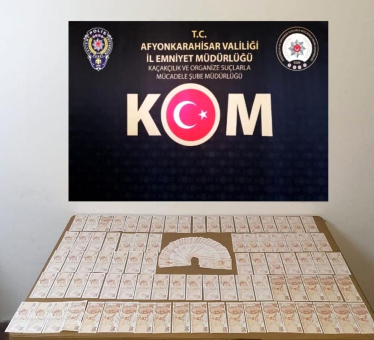 Lüks araçta binlerce sahte TL ele geçirildi