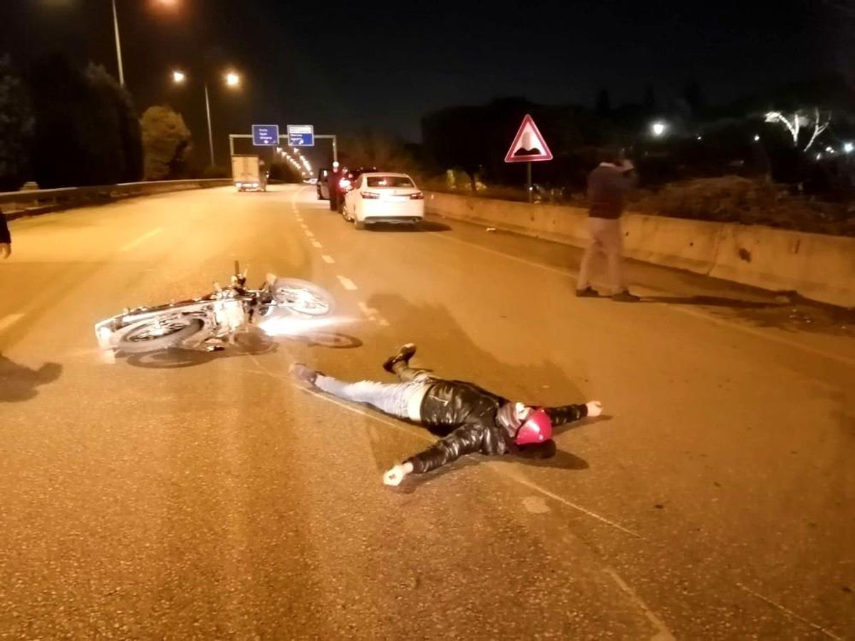 Son Dakika | Motosiklet devrildi, sürücü ölümden döndü