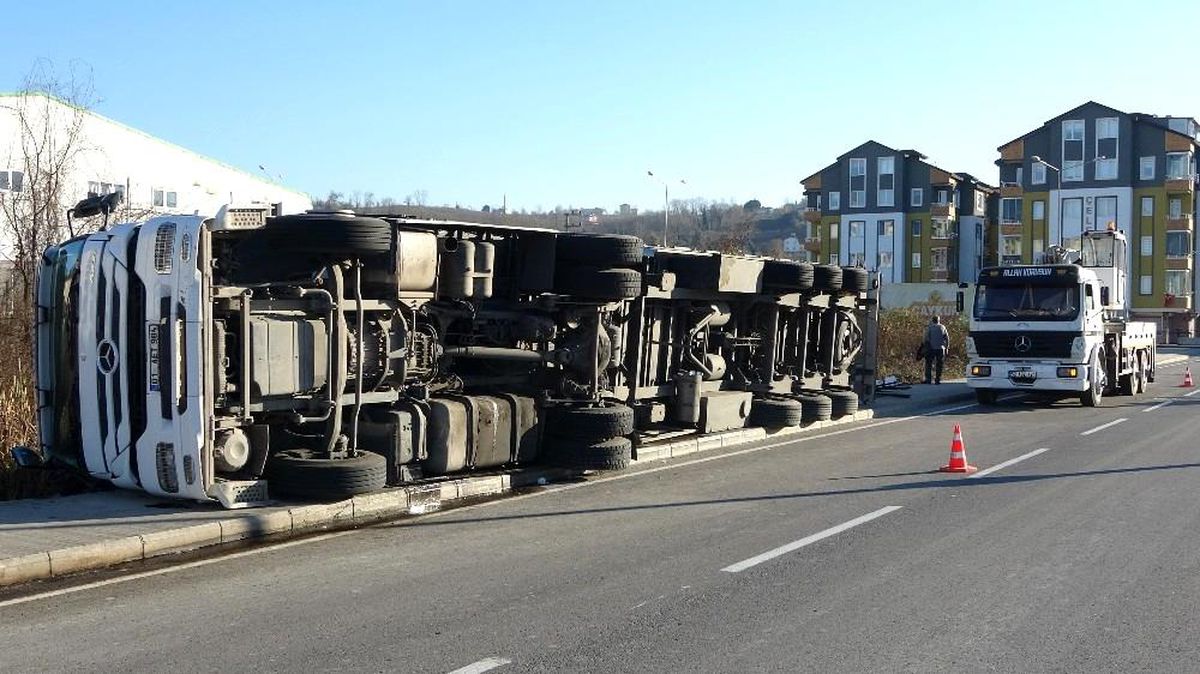 Ordu\'da boya yüklü tır devrildi