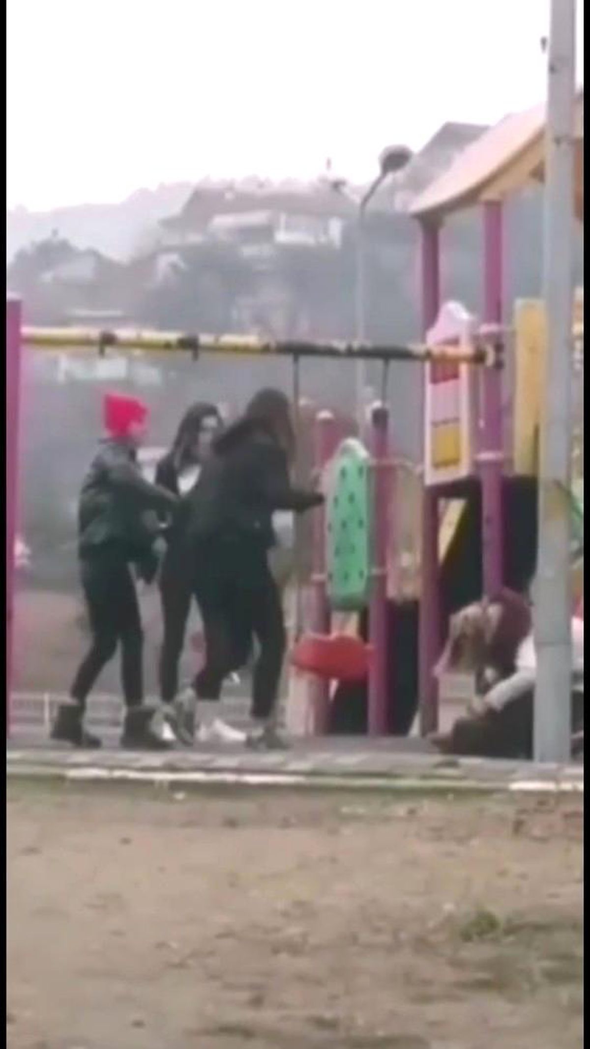 Parkta genç kıza dehşeti yaşattı, arkadaşları gülerek izledi