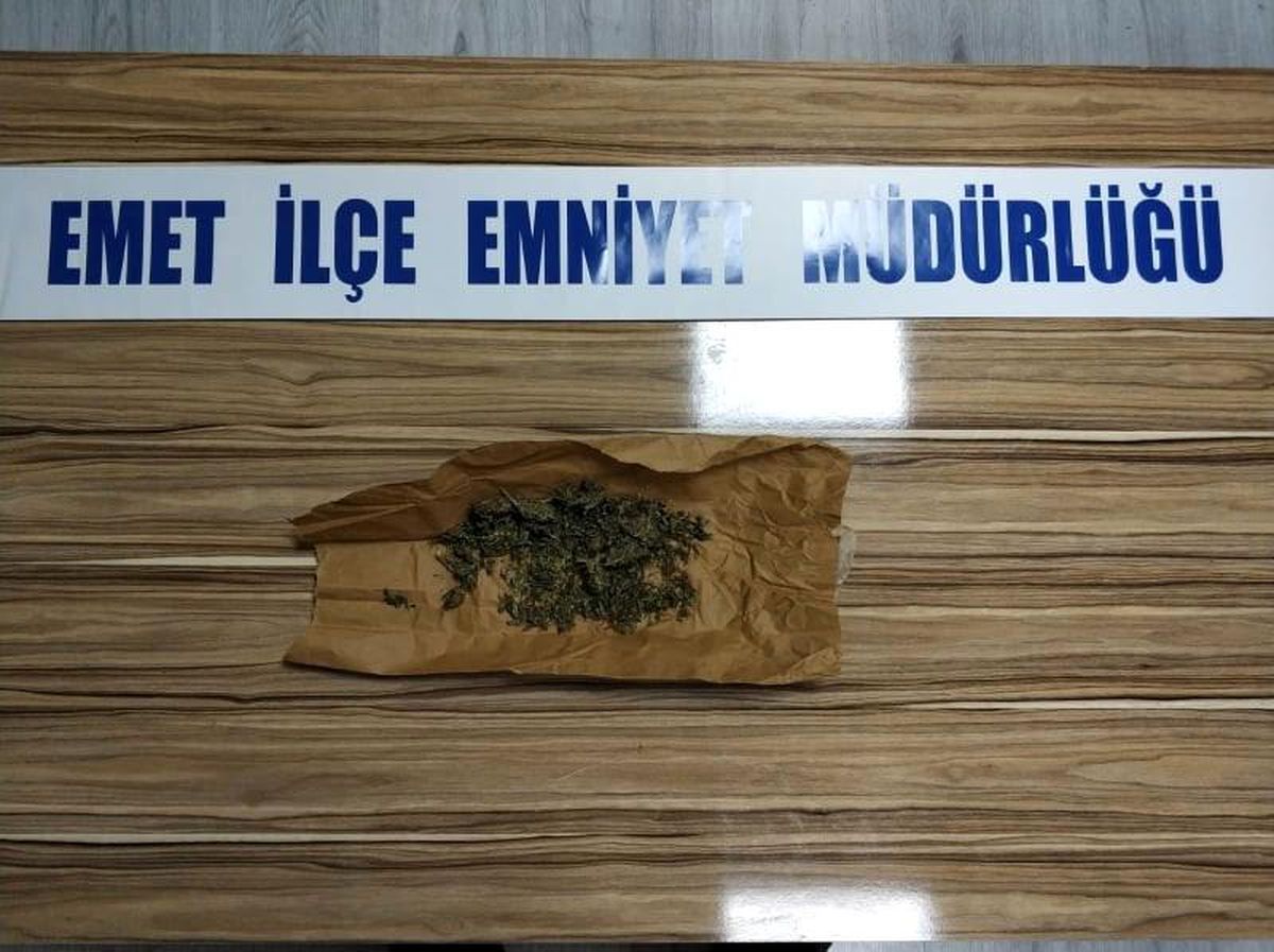 Polisin dikkati esrar yakalattı