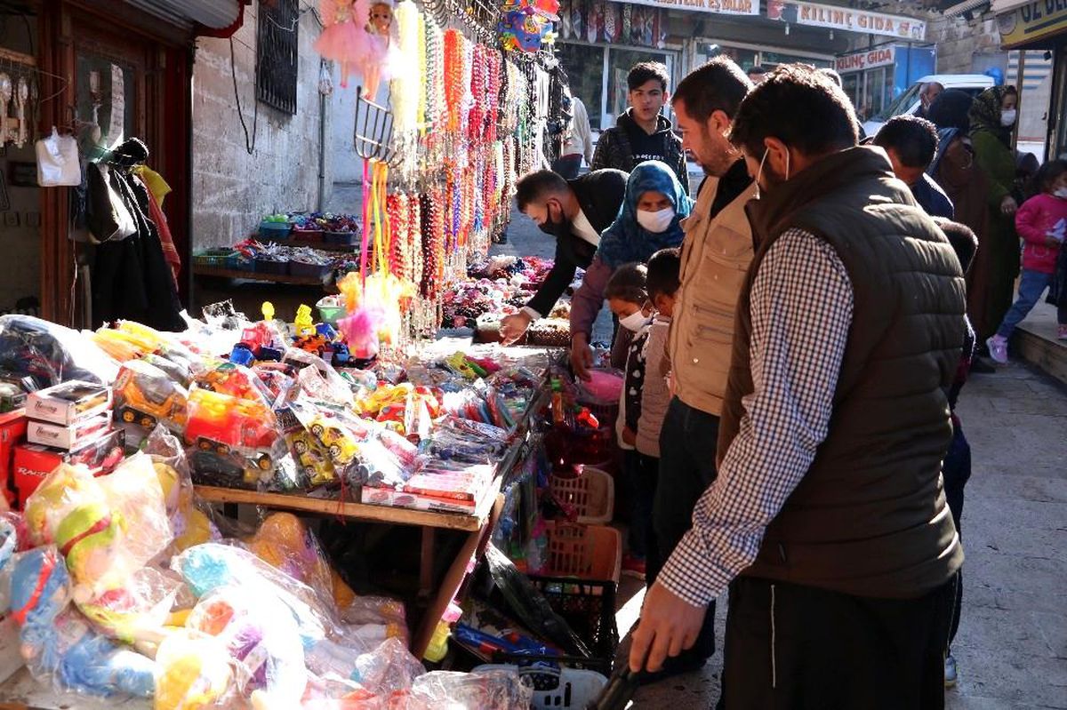 Şanlıurfa\'da yılbaşı kısıtlaması öncesi alışveriş yoğunluğu