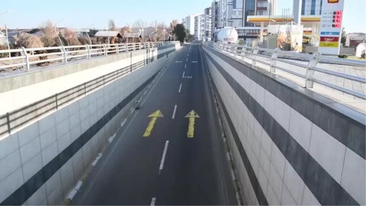 SİVAS/KAYSERİ - İç Anadolu\'da yeni yılın ilk günü cadde ve sokaklarda sessizlik hakim