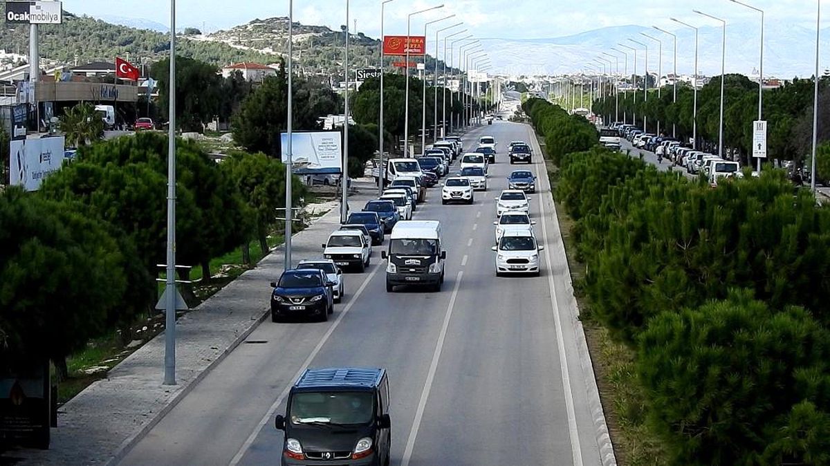 Tatilciler kısıtlama öncesi Çeşme\'ye akın etti