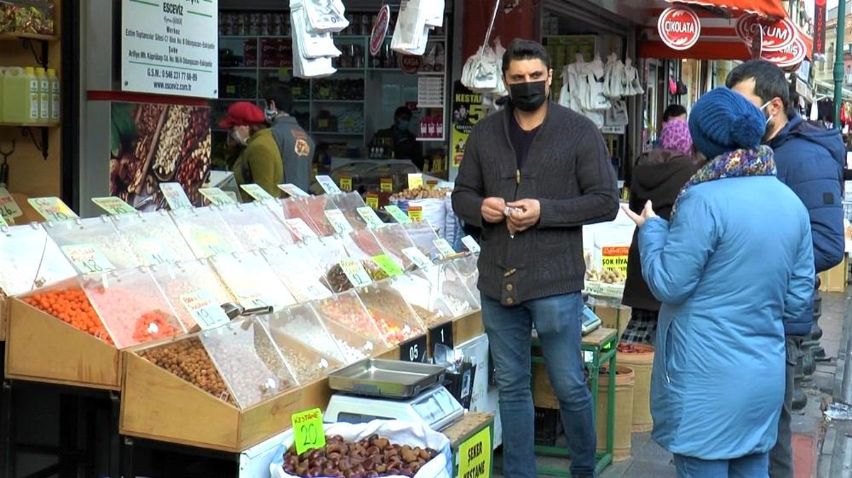 Vatandaşın yılbaşı telaşı esnafın yüzünü güldürdü