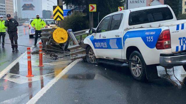 Yeni yılın ilk sabahında polis aracı bariyerlere ok gibi saplandı