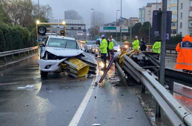 Yeni yılın ilk sabahında polis aracı bariyerlere ok gibi saplandı