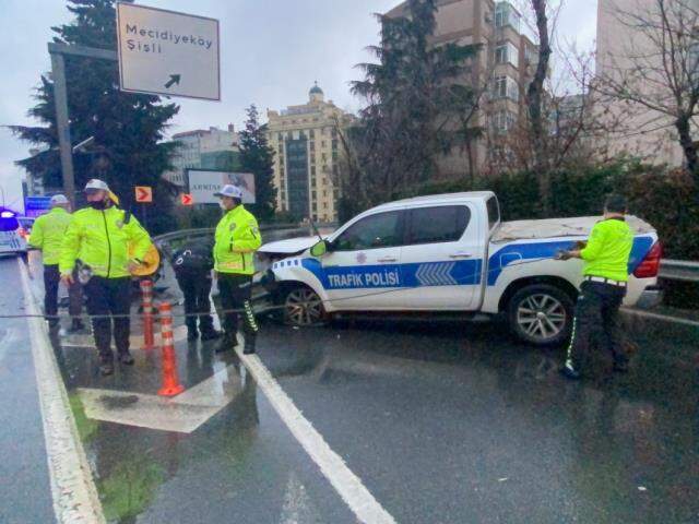 Yeni yılın ilk sabahında polis aracı bariyerlere ok gibi saplandı