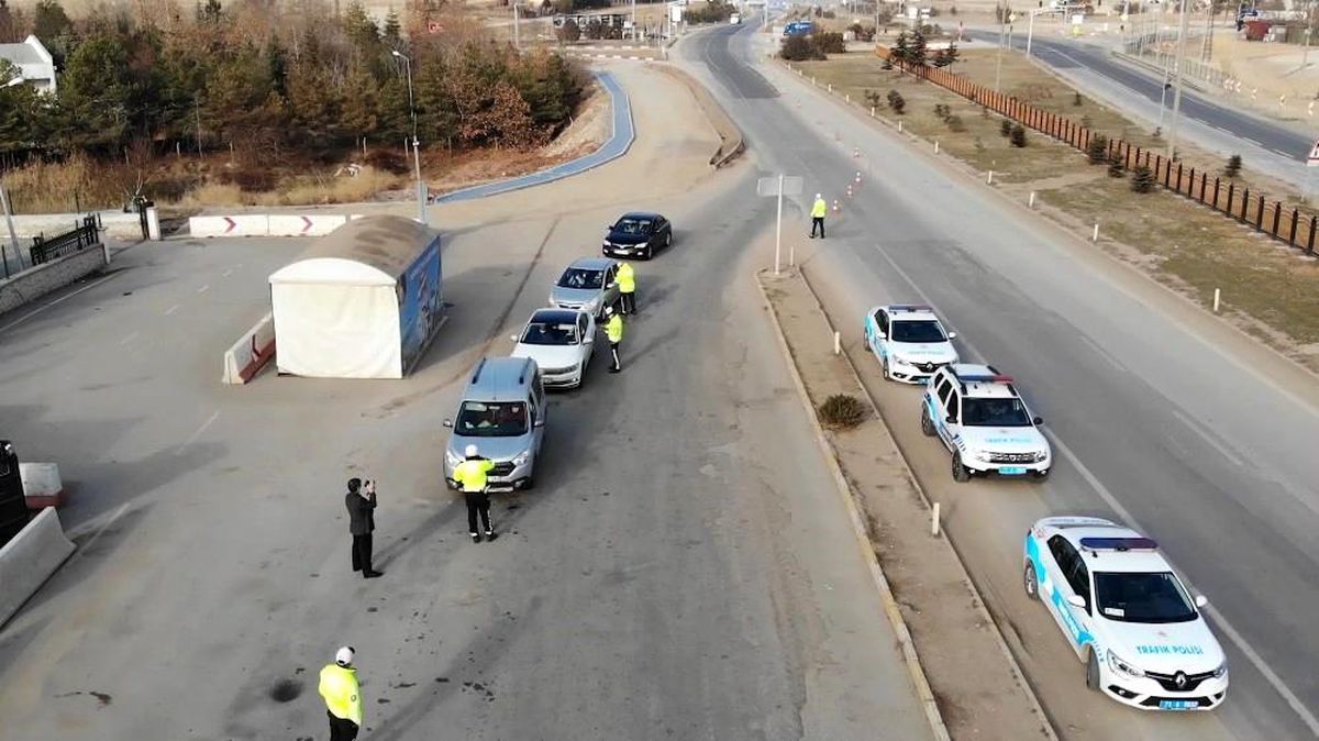 43 ilin geçiş noktasında \'kısıtlama\' denetimi: Sürücüler tedbirlerden memnun