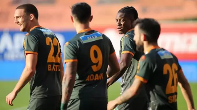 Alanyaspor, evinde Başakşehir'i 3-0 yendi