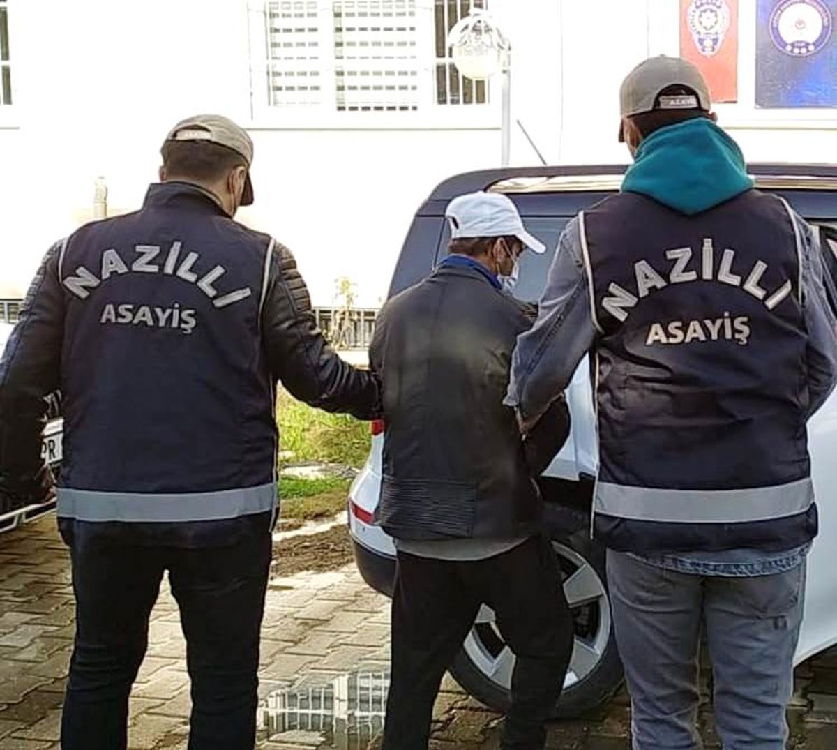 Arabasını park eden gencin cep telefonunu gasp etti