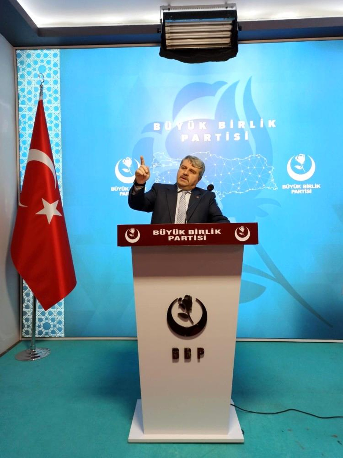Başkan Uçak\'tan türbanlı hakim açıklamasına tepki