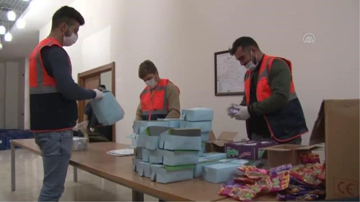 Son dakika haber: Belediye çocuklar için 10 bin eve hediye paketi dağıttı