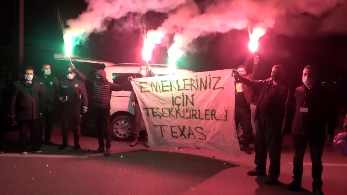 Son Dakika | Bursaspor taraftarından polis ekiplerine meşaleli destek