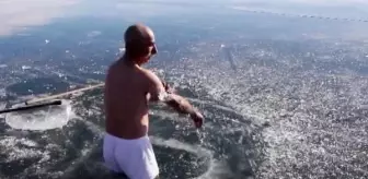 Rusya değil Türkiye! 65 yaşındaki aşçı, dondurucu soğukta buzu kırıp suya girdi