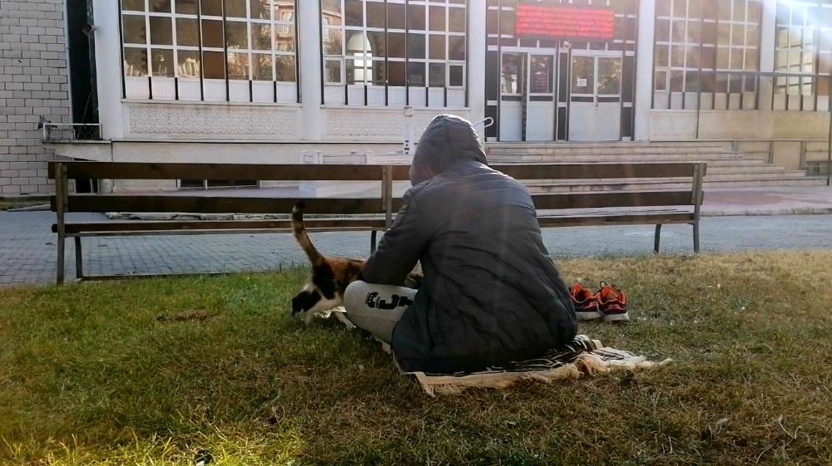 Cuma namazına gittiği camide üşüyen kediyi kucağına alarak ısıttı