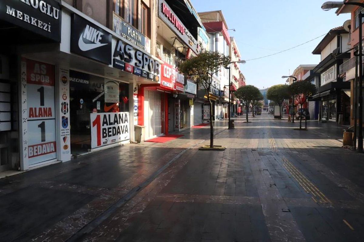 Düzce\'de cadde ve sokaklar boş kaldı
