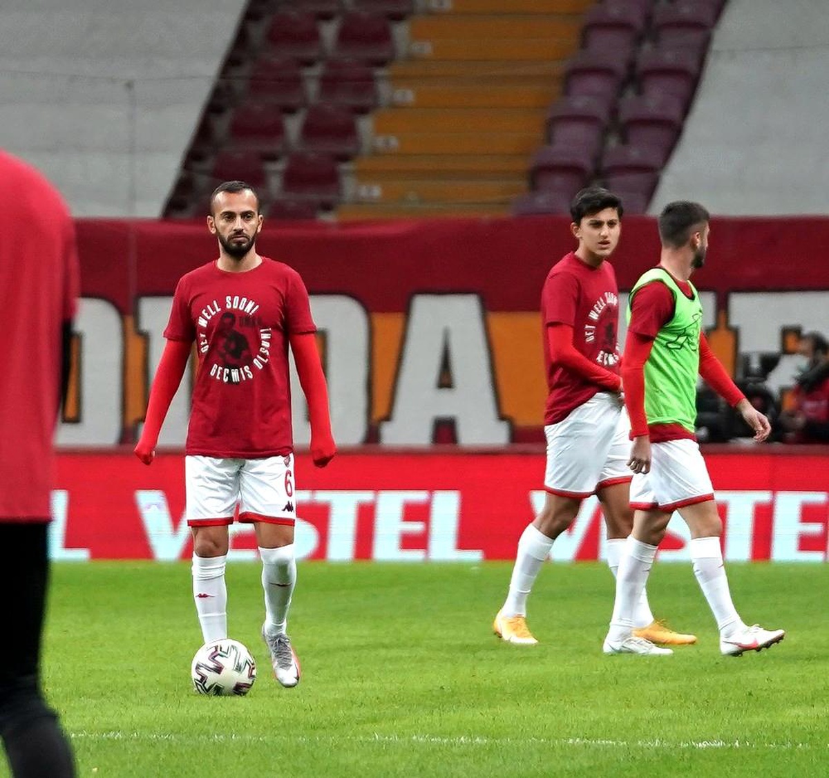Galatasaraylı ve Antalyasporlu futbolcular Omar\'ı unutmadı