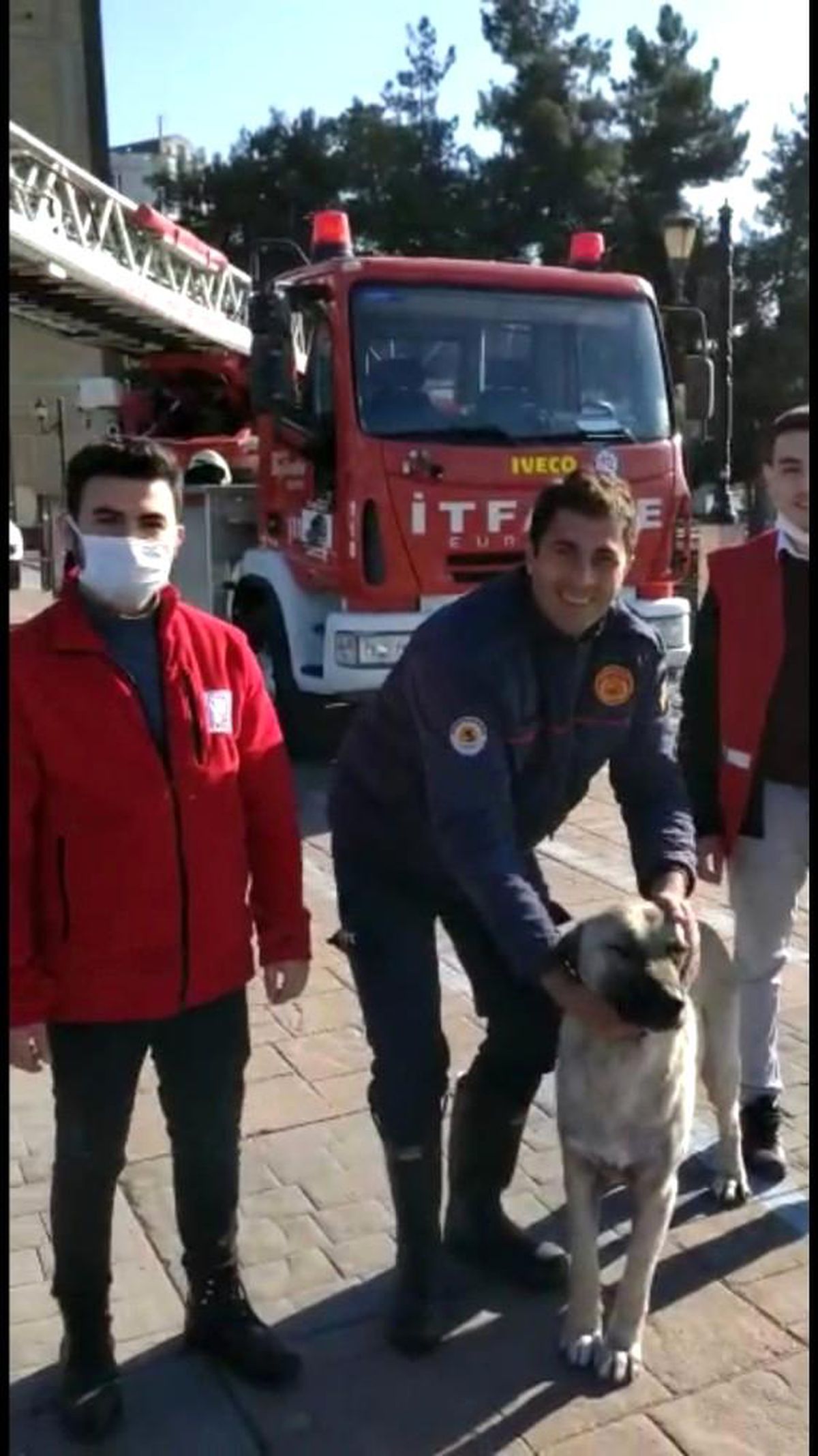 İtfaiye yeni yılın ilk canlısını kurtardı