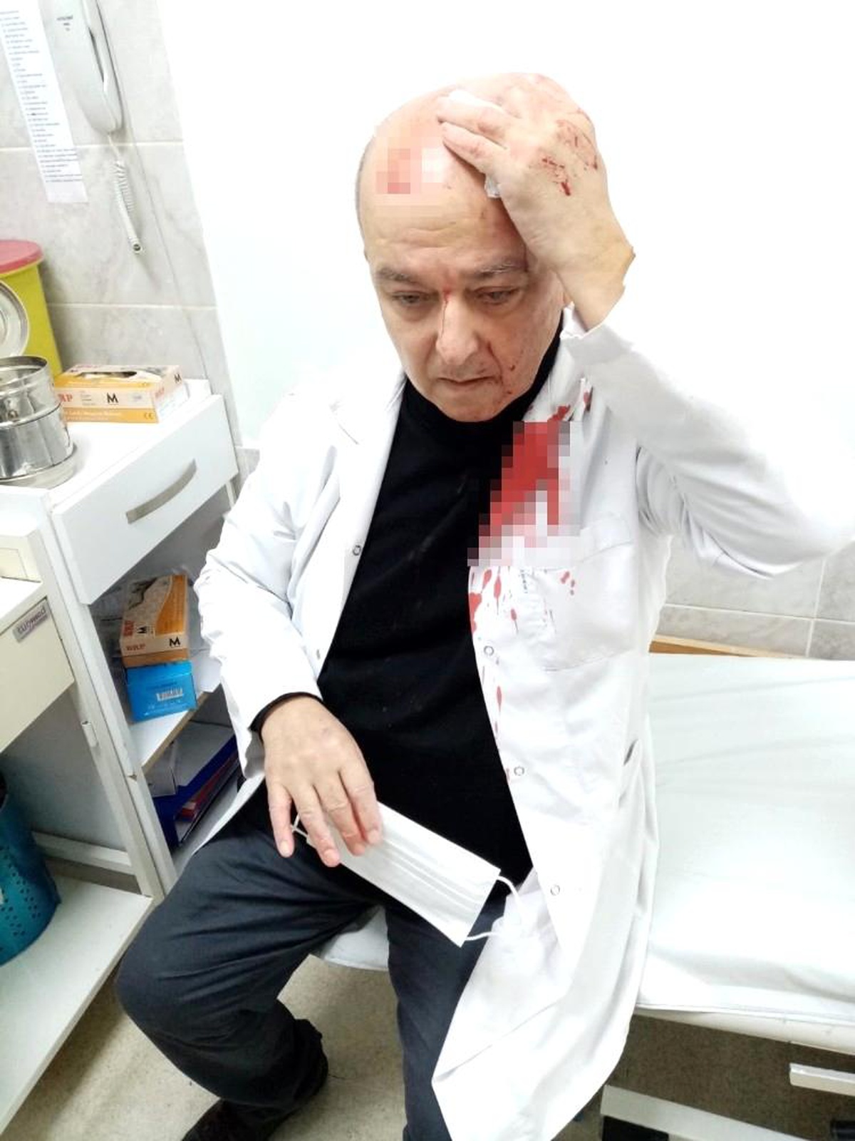 İzmir\'de doktora taşlı saldırı: Maske uyarısı yapan doktorun kafasını yardı